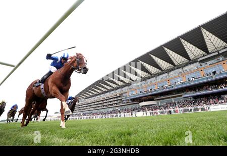 Mohaafeth unter dem Jockey Jim Crowley gewinnt die Hampton Court Stakes am dritten Tag von Royal Ascot auf der Ascot Racecourse. Bilddatum: Donnerstag, 17. Juni 2021. Stockfoto