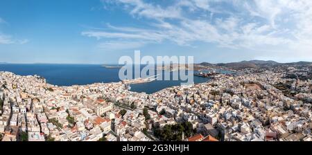 Syros Insel, Griechenland, Kykladen Hauptstadt Ermoupolis Stadtbild Panorama, Siros oder Syra Stadt und Neorion Werft Panorama Luftdrohne Ansicht, ruhiges Meer, c Stockfoto