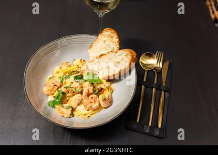 Garnelen-Pasta mit Sauce und Brot Stockfoto