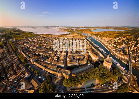 FRANKREICH. GARD (30) AIGUES MORTES. BLICK AUF DIE BEFESTIGTE STADT AUS DEM NORDEN. RECHTS DER TURM VON KONSTANZ. IM HINTERGRUND LINKS DIE SALINS DU MIDI Stockfoto