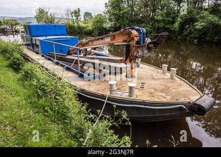 Wartungsarbeitsboot auf dem Leeds Liverpool Kanal in der Nähe von Caperters Lock Bank Newton Stockfoto