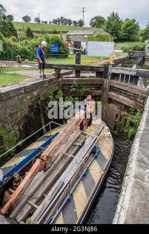 Leeds Liverpool Kanalschleuse Wartung von Locks, Locks Bank Newton Stockfoto