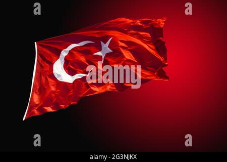 Türkische Nationalflagge mit weißem Stern und Mond im Blick Stockfoto