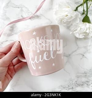 Benutzerdefinierte Kalligraphie Projekt auf rosa Kaffee Tasse mit Zitat "Werkstatt Kraftstoff" gemacht Stockfoto