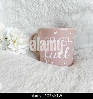 Benutzerdefinierte Kalligraphie Projekt auf rosa Kaffee Tasse mit Zitat "Werkstatt Kraftstoff" gemacht Stockfoto