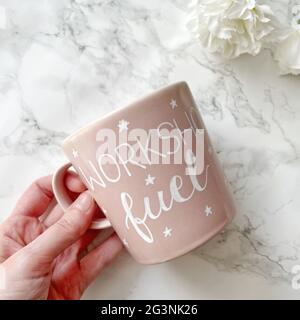 Benutzerdefinierte Kalligraphie Projekt auf rosa Kaffee Tasse mit Zitat "Werkstatt Kraftstoff" gemacht Stockfoto