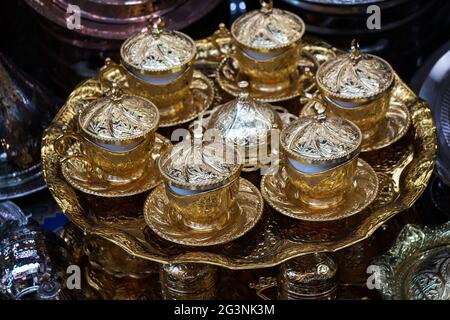 Handgemachte mehrfarbige türkische Kaffeetassen auf dem Markt Stockfoto