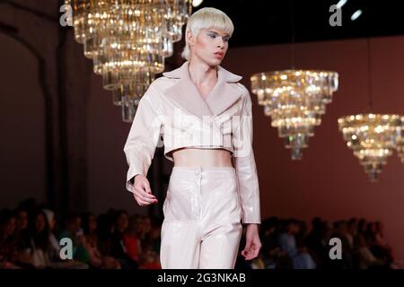 Ein Model läuft während der Alice McCall Show während der Afterpay Australian Fashion Week Resort 2022 Collections bei Carriageworks am 31. Mai auf der Piste, Stockfoto