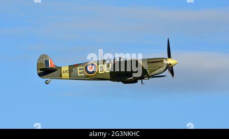 Vintage Supermarine Spitfire MK VC G-AW11 AR501 im Flug aus nächster Nähe. Stockfoto