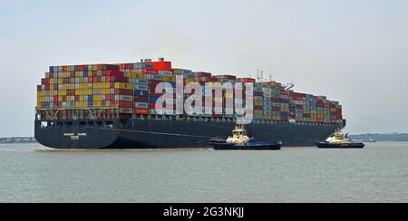 Das Containerschiff Maersk Edirne wird im Hafen von Felixstowe mit Schleppern gedreht. Stockfoto