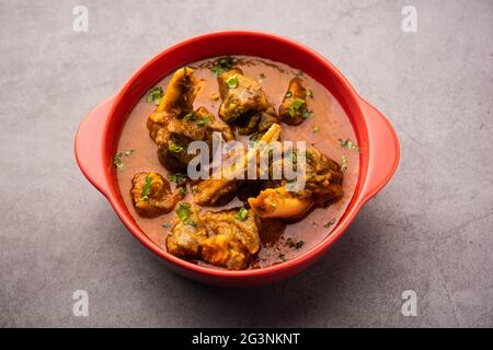 Fleischgericht nach indischer Art oder Mutton ODER Gosht Masala ODER Lammrogan josh in einer Schüssel serviert, selektiver Fokus Stockfoto