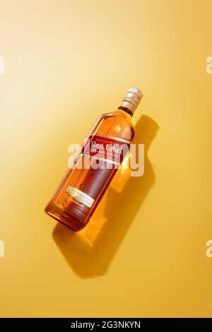 Phuket, Thailand - Januar 2021. Johnnie Walker Red Label Blended Whisky isoliert auf farbigem Hintergrund. Johnnie Walker ist die am weitesten verbreitete Marke Stockfoto