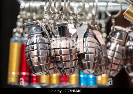 Schlüsselanhänger in Granatform auf dem Display Stockfoto