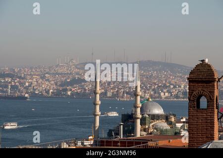 Minarett osmanischer Moscheen im Blick Stockfoto