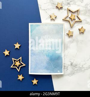 Happy Birthday Karte mit Kalligraphie-Stil auf blauem Aquarell-Hintergrund Stockfoto