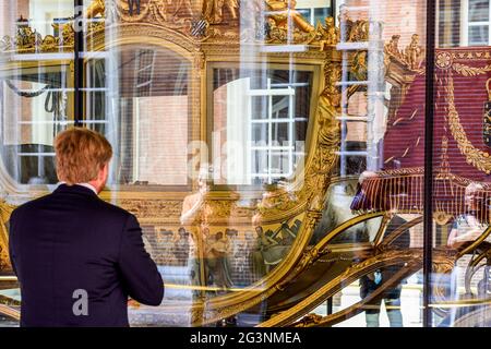 Amsterdam, Niederlande. Juni 2021. Amsterdam, am 17. Juni 2021, König Willem-Alexander von den Niederlanden im Amsterdam Museum in Amsterdam, am 17. Juni 2021, um die Ausstellung De Gouden Koets zu eröffnen, nach einer Restaurierung von mehr als fünf Jahren kann sie zum ersten Mal für die Öffentlichkeit gesehen werden Quelle: Albert Nieboer/Niederlande OUT/Point de Vue OUT/dpa/Alamy Live News Stockfoto