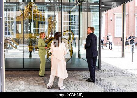 Amsterdam, Niederlande. Juni 2021. Amsterdam, am 17. Juni 2021, König Willem-Alexander von den Niederlanden im Amsterdam Museum in Amsterdam, am 17. Juni 2021, um die Ausstellung De Gouden Koets zu eröffnen, nach einer Restaurierung von mehr als fünf Jahren kann sie zum ersten Mal für die Öffentlichkeit gesehen werden Quelle: Albert Nieboer/Niederlande OUT/Point de Vue OUT/dpa/Alamy Live News Stockfoto