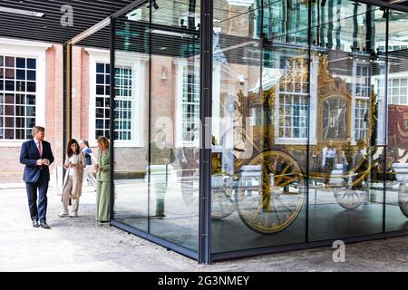 Amsterdam, Niederlande. Juni 2021. Amsterdam, am 17. Juni 2021, König Willem-Alexander von den Niederlanden im Amsterdam Museum in Amsterdam, am 17. Juni 2021, um die Ausstellung De Gouden Koets zu eröffnen, nach einer Restaurierung von mehr als fünf Jahren kann sie zum ersten Mal für die Öffentlichkeit gesehen werden Quelle: Albert Nieboer/Niederlande OUT/Point de Vue OUT/dpa/Alamy Live News Stockfoto