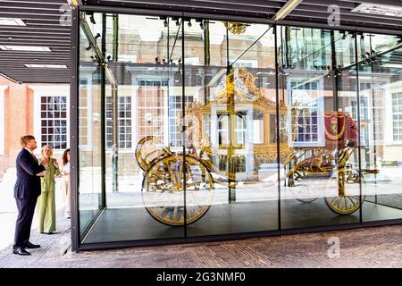 Amsterdam, Niederlande. Juni 2021. Amsterdam, am 17. Juni 2021, König Willem-Alexander von den Niederlanden im Amsterdam Museum in Amsterdam, am 17. Juni 2021, um die Ausstellung De Gouden Koets zu eröffnen, nach einer Restaurierung von mehr als fünf Jahren kann sie zum ersten Mal für die Öffentlichkeit gesehen werden Quelle: Albert Nieboer/Niederlande OUT/Point de Vue OUT/dpa/Alamy Live News Stockfoto
