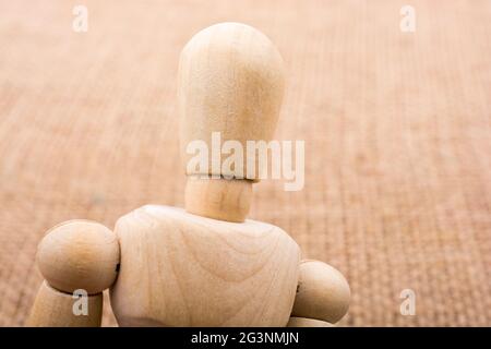 Holzpuppen posieren auf Leinwand Stockfoto