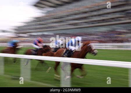 Mohaafeth wird von Jockey Jim Crowley (rechts) auf dem Weg zum Gewinn der Hampton Court Stakes am dritten Tag von Royal Ascot auf der Ascot Racecourse gefahren. Bilddatum: Donnerstag, 17. Juni 2021. Stockfoto