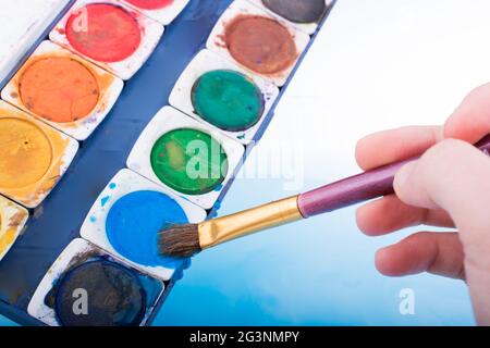 Aquarellfarbe löst sich in Wasser auf Stockfoto