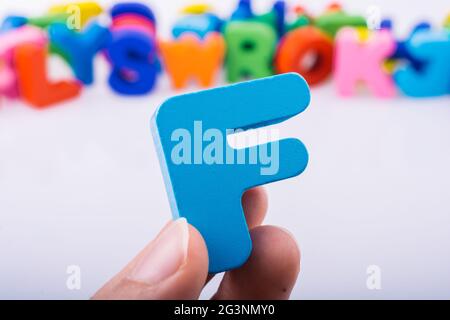 Buchstabenwürfel F aus Holz Stockfoto