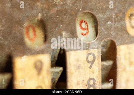 Vintage manuelle Zugabe Maschine isoliert - 9 Stockfoto