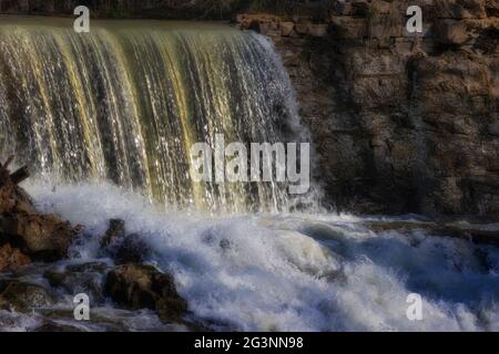 Nahaufnahme des Wasserfalls vom Amis Mill Dam, dem ältesten Staudamm in Tennessee, am Big Creek in Rogersville, Tennessee Stockfoto