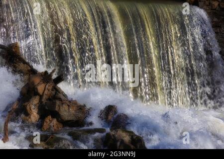 Nahaufnahme des Wasserfalls vom Amis Mill Dam, dem ältesten Staudamm in Tennessee, am Big Creek in Rogersville, Tennessee Stockfoto