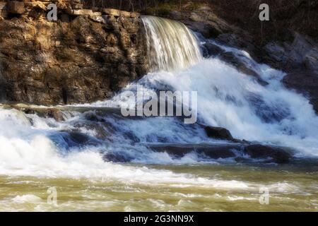 Nahaufnahme des Wasserfalls vom Amis Mill Dam, dem ältesten Staudamm in Tennessee, am Big Creek in Rogersville, Tennessee Stockfoto