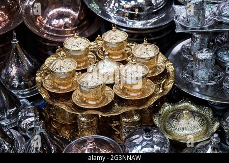 Handgemachte mehrfarbige türkische Kaffeetassen auf dem Markt Stockfoto