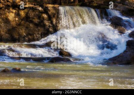 Nahaufnahme des Wasserfalls vom Amis Mill Dam, dem ältesten Staudamm in Tennessee, am Big Creek in Rogersville, Tennessee Stockfoto