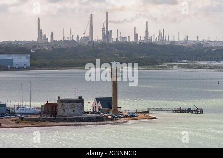 Blick über Calshot Castle, das RNLI-Rettungsboot und den Küstenbeobachtungsguck auf Calshot Spit, in Richtung der Fawley-Ölraffinerie, auf Southampton Water. Stockfoto