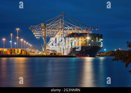 Nachtansicht des Containerschiffes CMA CGM Vasco de Gama, das im DP World-Werk im Hafen von Southampton geladen wurde - Dezember 2015 Stockfoto