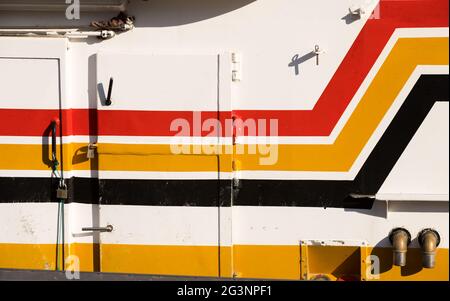 Farbenfrohe Linien eines Fischerbootes, das am Hafen von Viana do Castelo festgemacht ist Stockfoto