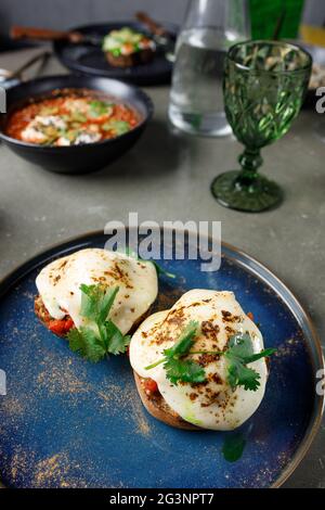 Eier Benedikt mit Lamm und Tomatensalsa Stockfoto