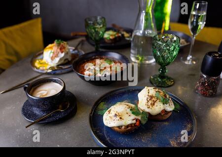 Eier Benedikt mit Lamm und Tomatensalsa Stockfoto