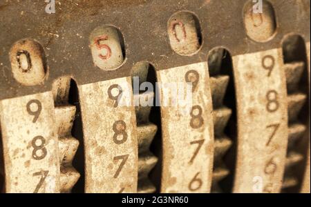 Vintage manuelle Zugabe Maschine isoliert - 500 Stockfoto