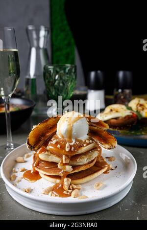 Pfannkuchen mit Banane, Karamell und Eislöffel Stockfoto