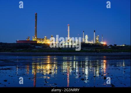 Eine Nachtansicht der Rhoscrowther Ölraffinerie in Milford Haven - April 2021 Stockfoto