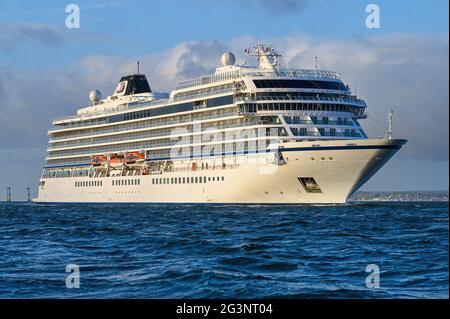 Ein Blick am frühen Morgen auf das norwegische Kreuzschiff Viking Venus, das am 2021. Mai ihren Jungfernanruf im internationalen Hafen von Portsmouth machte Stockfoto