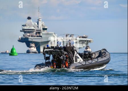 Ein Ministerium für Verteidigung Polizei RIB, die Sicherheit für die Hafenankunft der Royal Navy Flugzeugträger HMS Queen Elizabeth - Mai 2021 Stockfoto