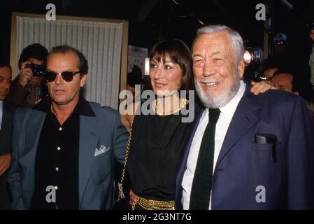 Jack Nicholson, Anjelica Huston und John Huston um die 1980er Jahre. Quelle: Ralph Dominguez/MediaPunch Stockfoto