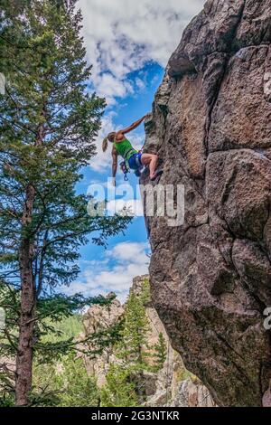 6/6/21 - Boulder, Colorado - Eine Frau arbeitet die Bewegungen auf einem schwierigen Felsklettern im Boulder Canyon aus Stockfoto