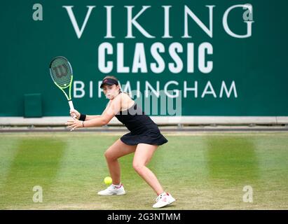 Die lettische Jelena Ostapenko setzt sich während des vierten Tages der Viking Classic im Edgbaston Priory Club in Birmingham gegen die tschechische Tereza Martincova ein. Bilddatum: Donnerstag, 17. Juni 2021. Stockfoto