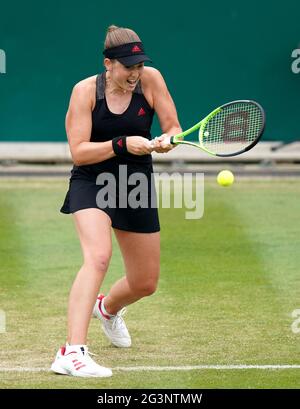 Die lettische Jelena Ostapenko setzt sich während des vierten Tages der Viking Classic im Edgbaston Priory Club in Birmingham gegen die tschechische Tereza Martincova ein. Bilddatum: Donnerstag, 17. Juni 2021. Stockfoto