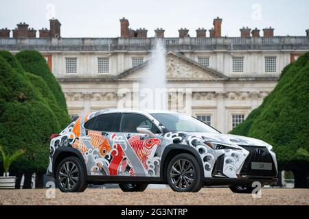 Das weltweit erste sattelte Auto, ein Lexus UX Kompakt-SUV, befindet sich im East Garden im Hampton Court Palace, Südwesten Londons, vor der am Freitag beginnenden Hampton Court Palace Artisan Fair. Die Künstlerin Claudia De Sabe tätowiert die UX-Haube mit 3 maßgeschneiderten Designs pro Tag. Bilddatum: Donnerstag, 17. Juni 2021. Stockfoto