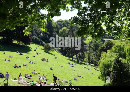 PARIS (75) . PARC DE BUTTES-CHAUMONT, EINGEWEIHT FÜR DIE WELTAUSSTELLUNG VON 1867 IM ZWEITEN KAISERREICH DURCH PRÄFEKT GEORGES HAUSSMAN Stockfoto