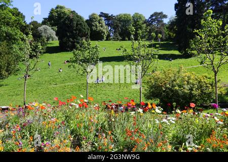 PARIS (75). 19., PARC DES BUTTES-CHAUMONT, ÖFFENTLICHER GARTEN, RASEN UND FIGUREN Stockfoto